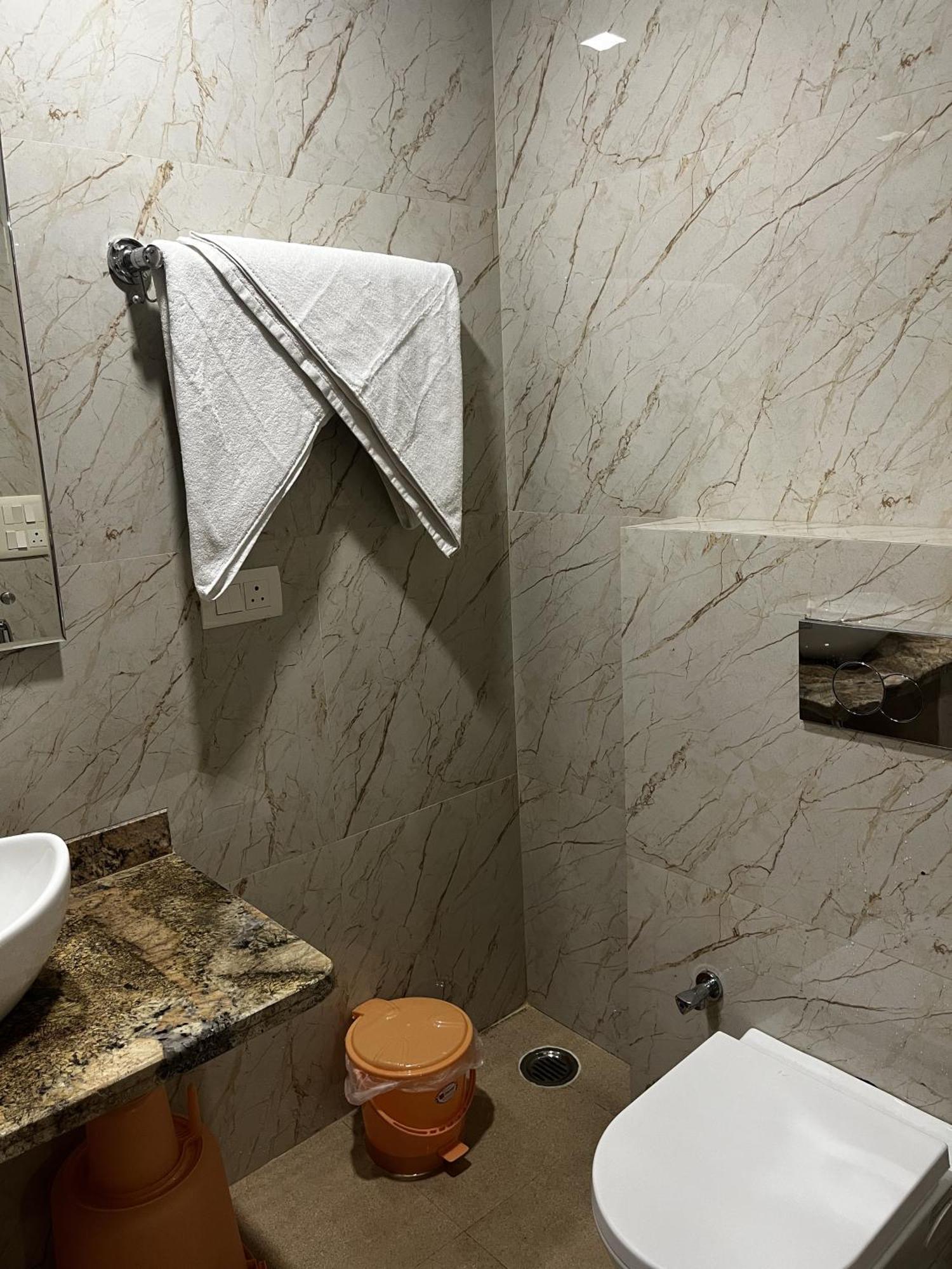 Roomquet Comfort Inn Prayagraj Exterior foto
